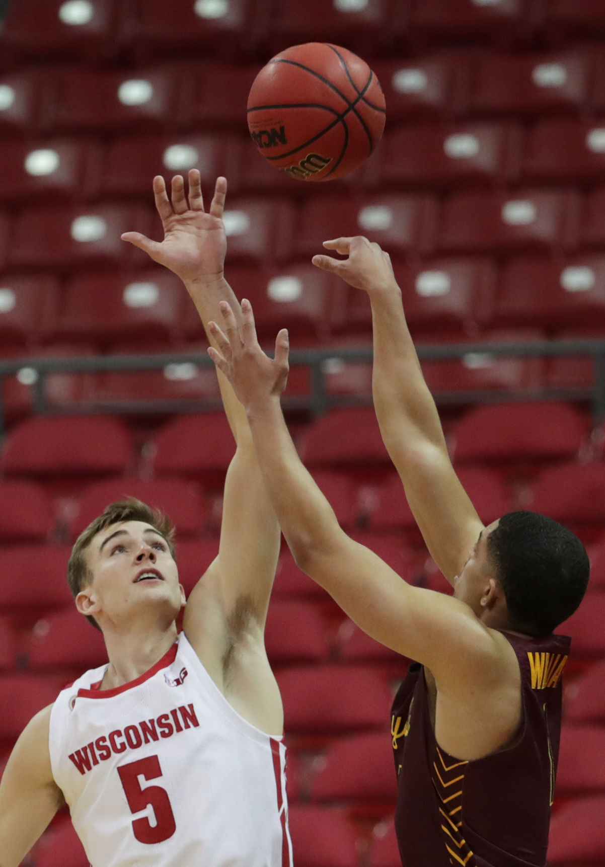 UW 77, Loyola Chicago 63